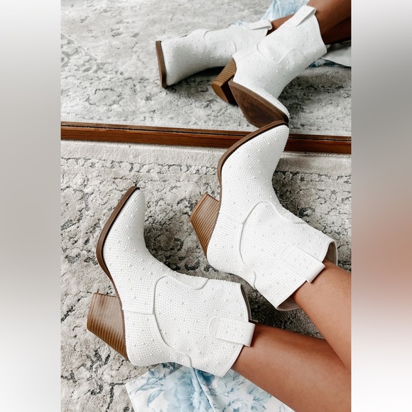 Ivory Forever beaded cowboy boot - Picture 4 of 10